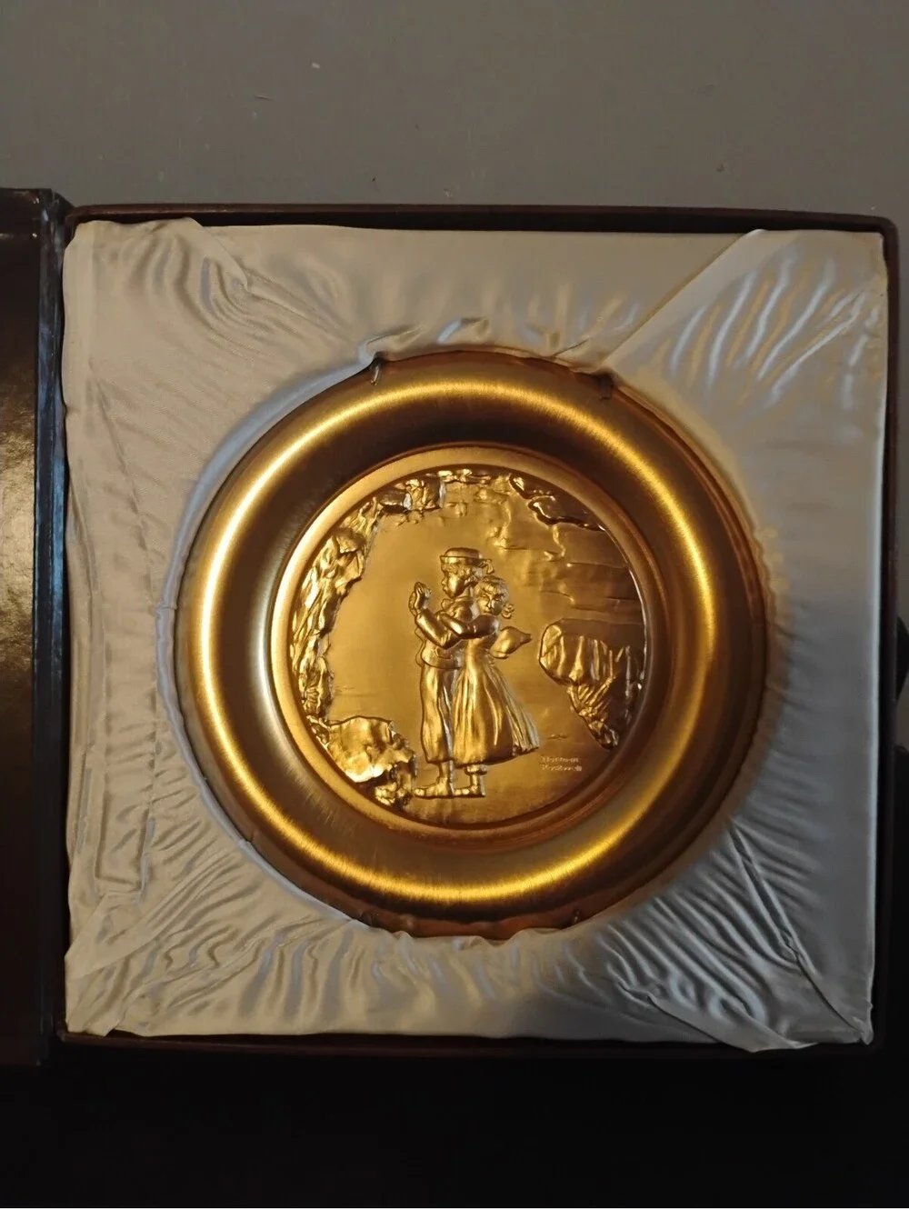 Vintage Gold-Toned Decorative Plaque with Romantic Couple Relief